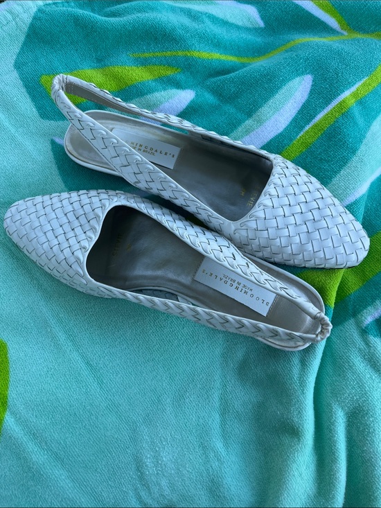 Bloomingdale's Shoes - BLOOMINGDALE’S WHITE WOVEN LEATHER SLINGBACK STEVIE FLATS SIZE 8